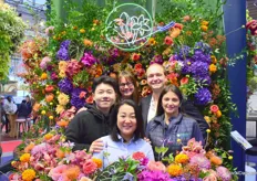 At the Holex booth, it was time to get into the selfie box. Fleur Cornelissen, Jeroen Milenaar, Sharon Morales, Yanmin Chen and Mengmeng Li were at the fair on behalf of Holex Flowers together with other colleagues.